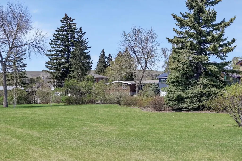 26 Cardiff Place NW Calgary AB T2K 1S3
