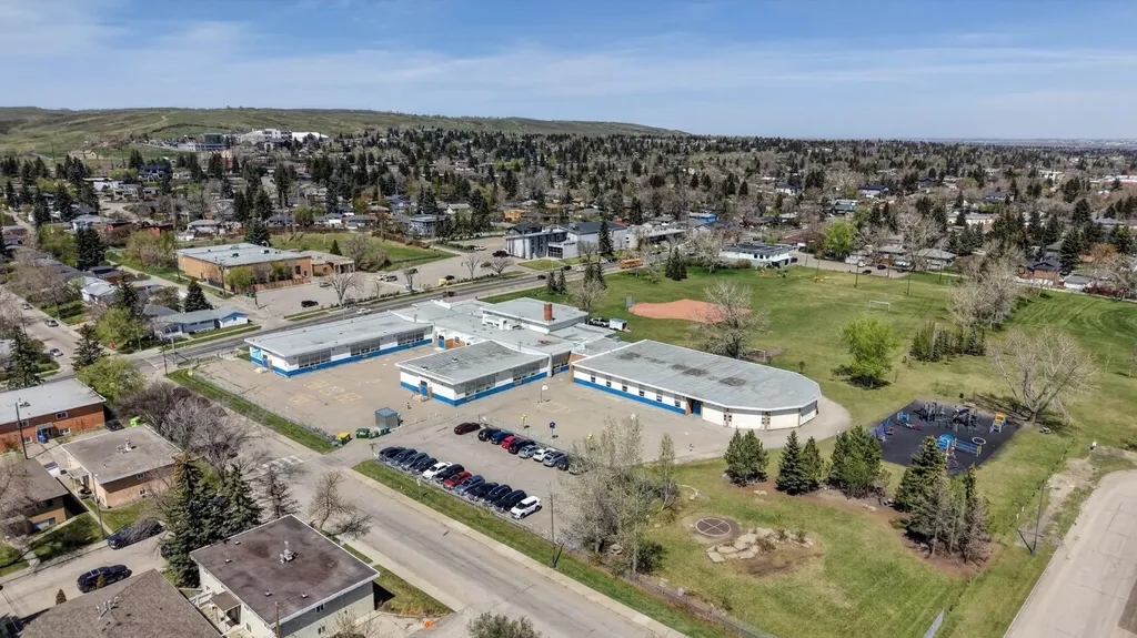 26 Cardiff Place NW Calgary AB T2K 1S3