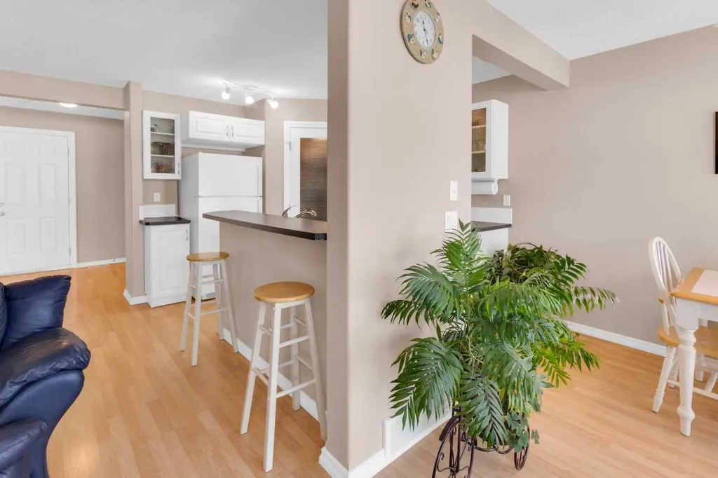 27 Royal Birch Mount NW Calgary AB T3G 5W7