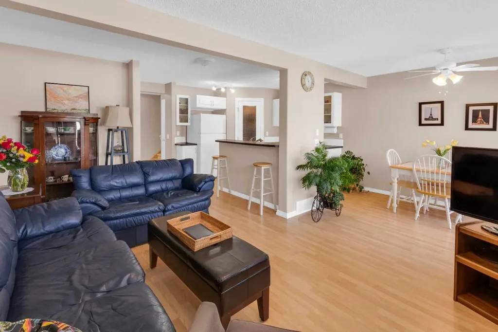 27 Royal Birch Mount NW Calgary AB T3G 5W7