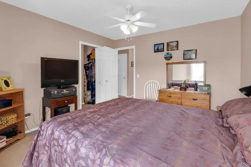 27 Royal Birch Mount NW Calgary AB T3G 5W7