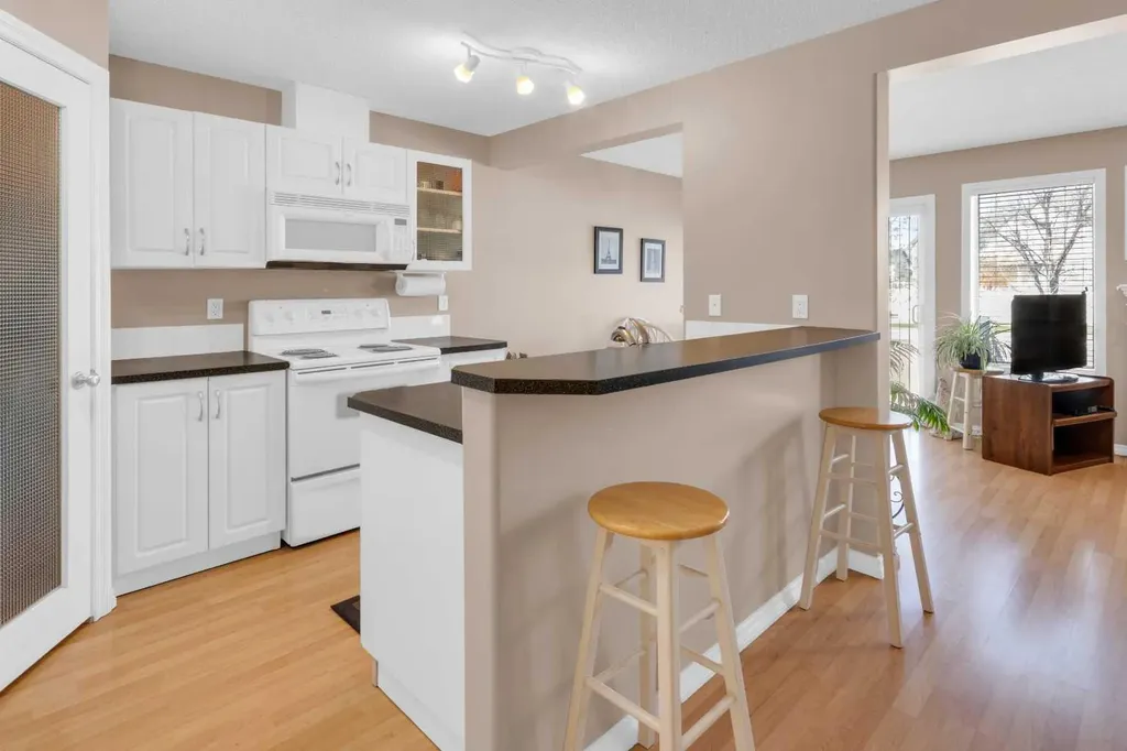27 Royal Birch Mount NW Calgary AB T3G 5W7