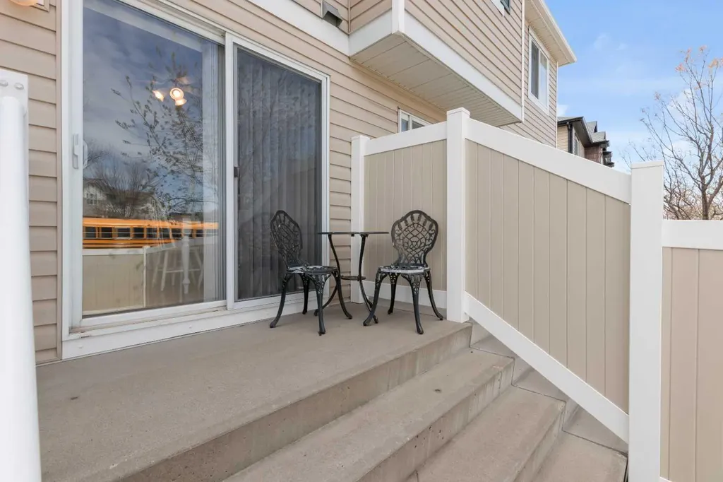 27 Royal Birch Mount NW Calgary AB T3G 5W7