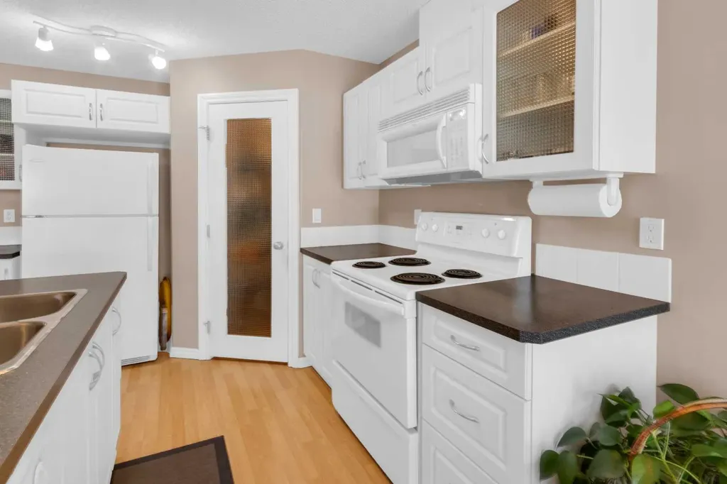 27 Royal Birch Mount NW Calgary AB T3G 5W7