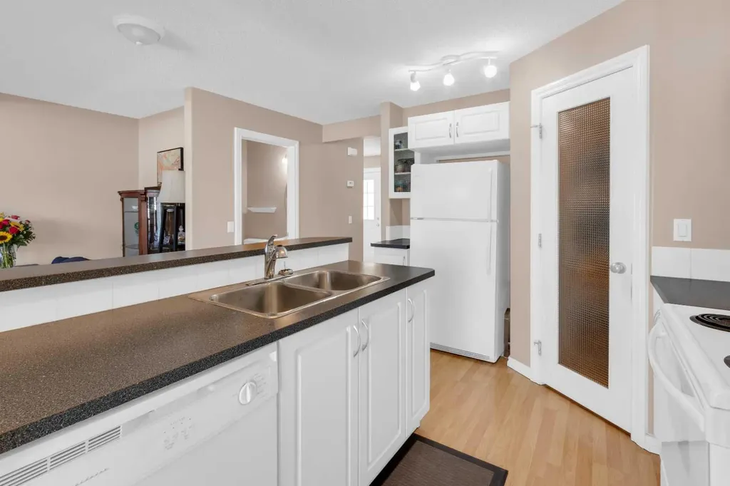 27 Royal Birch Mount NW Calgary AB T3G 5W7