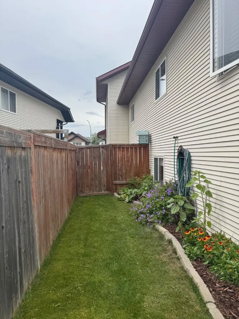 6819 59 Street Close Rocky Mountain House AB T4T1V9