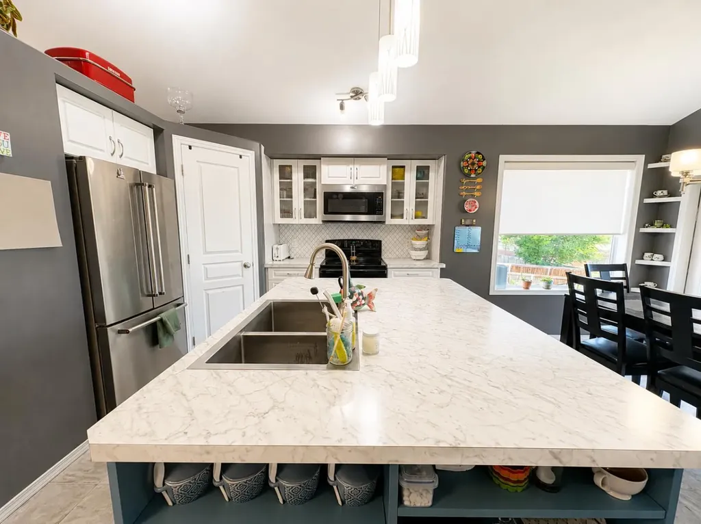 6819 59 Street Close Rocky Mountain House AB T4T1V9