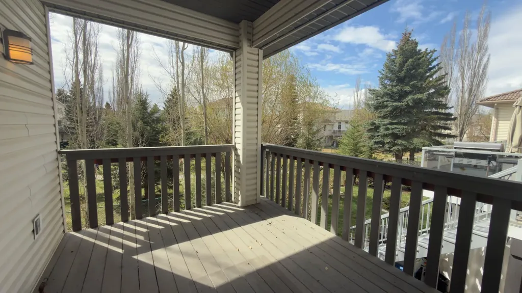 117 Woodpark Close SW Calgary AB T2W 6H1
