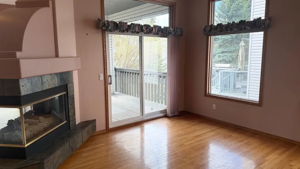 117 Woodpark Close SW Calgary AB T2W 6H1
