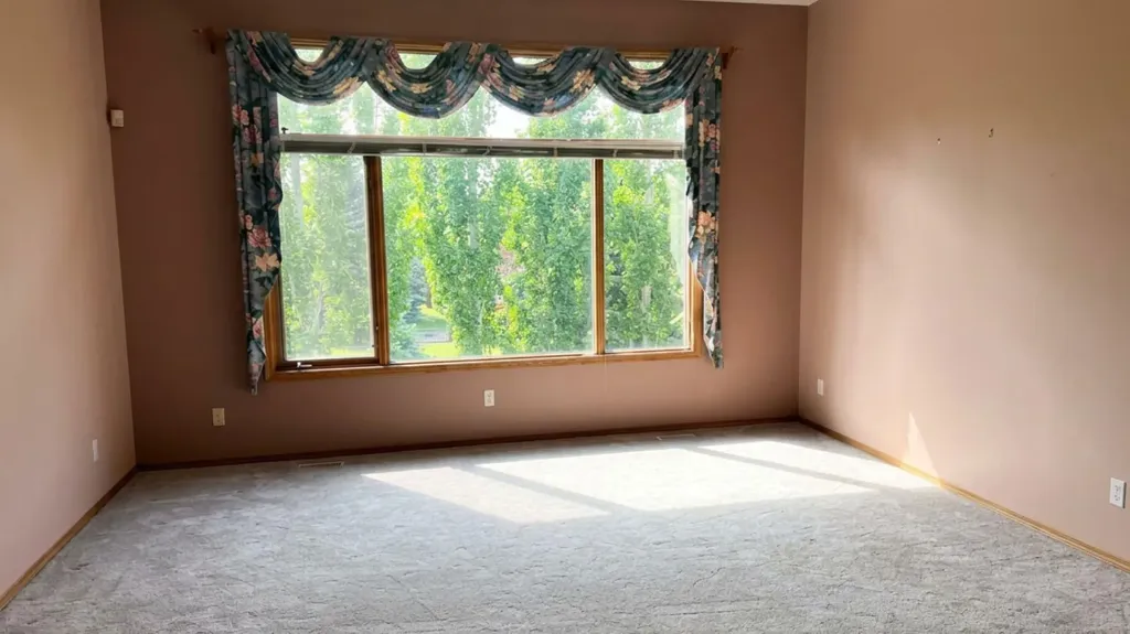 117 Woodpark Close SW Calgary AB T2W 6H1