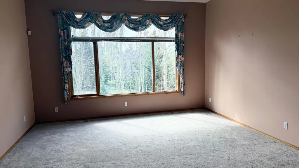 117 Woodpark Close SW Calgary AB T2W 6H1
