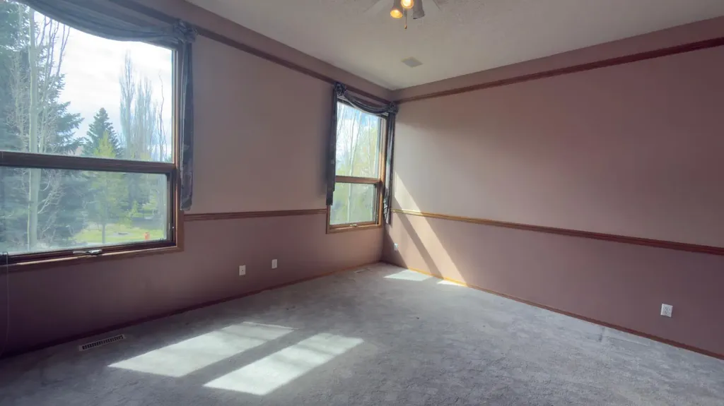 117 Woodpark Close SW Calgary AB T2W 6H1