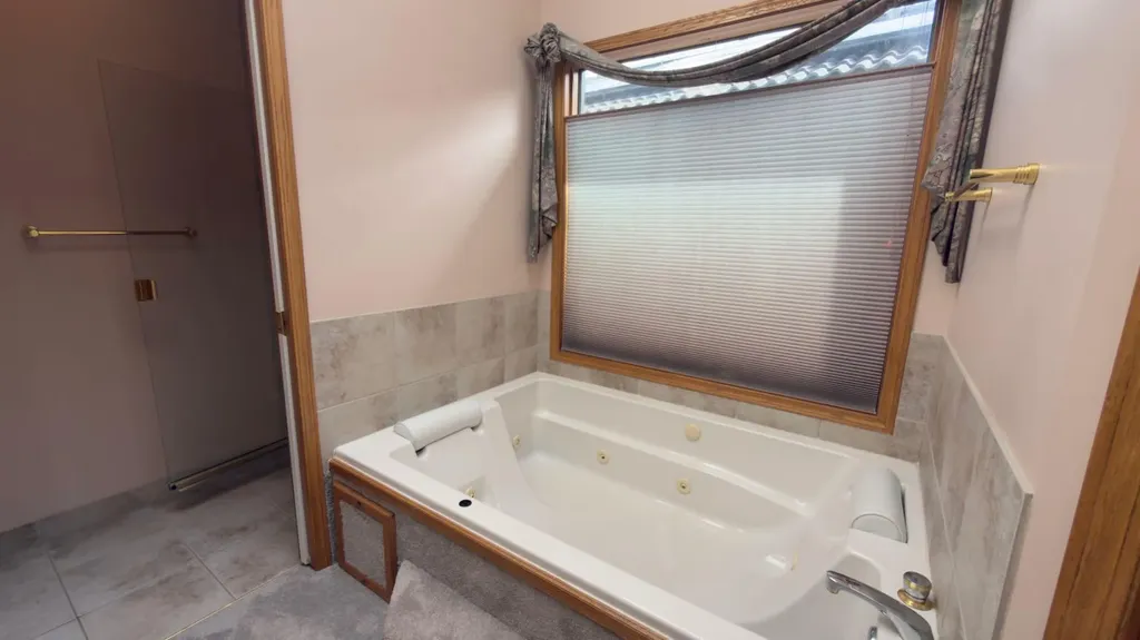 117 Woodpark Close SW Calgary AB T2W 6H1