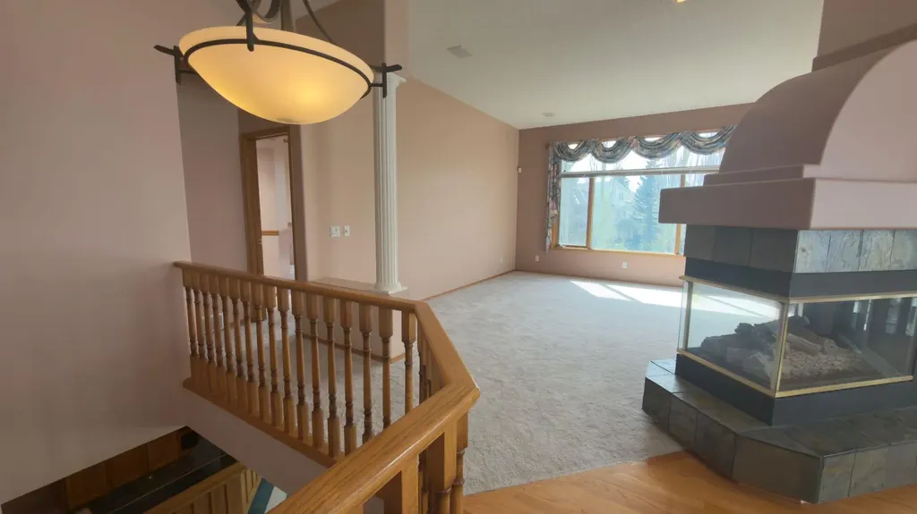 117 Woodpark Close SW Calgary AB T2W 6H1