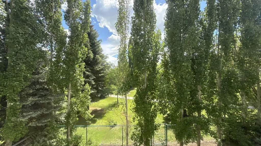 117 Woodpark Close SW Calgary AB T2W 6H1