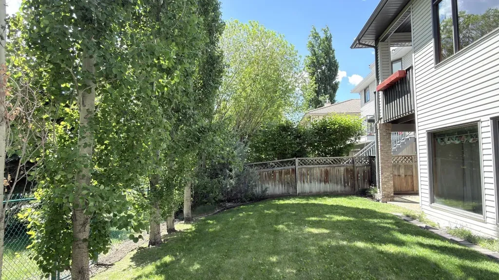 117 Woodpark Close SW Calgary AB T2W 6H1