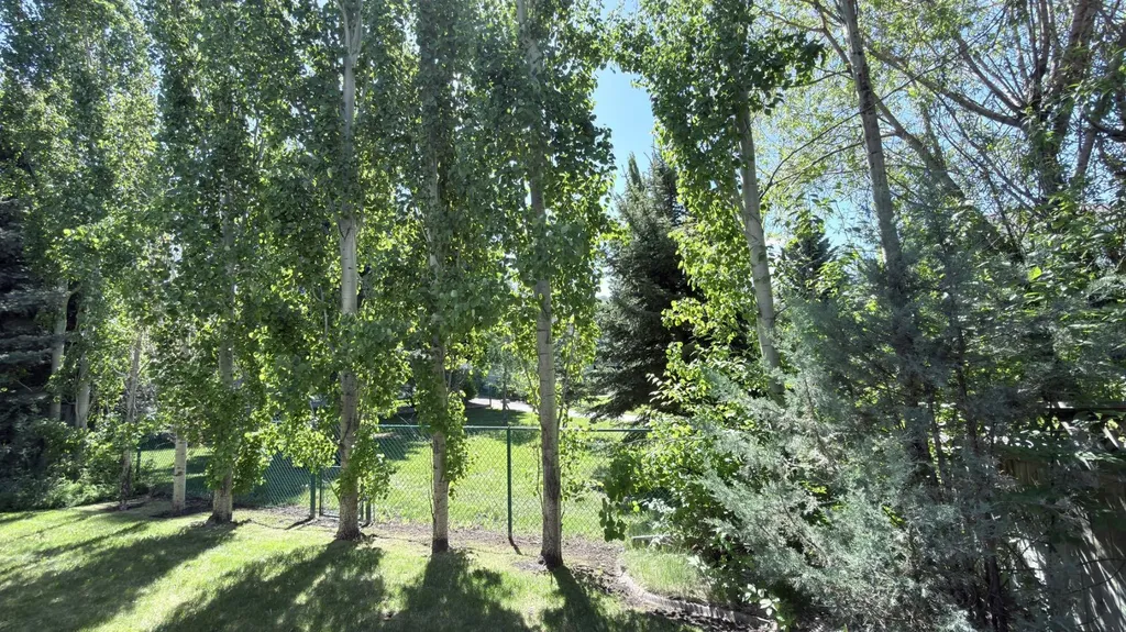 117 Woodpark Close SW Calgary AB T2W 6H1