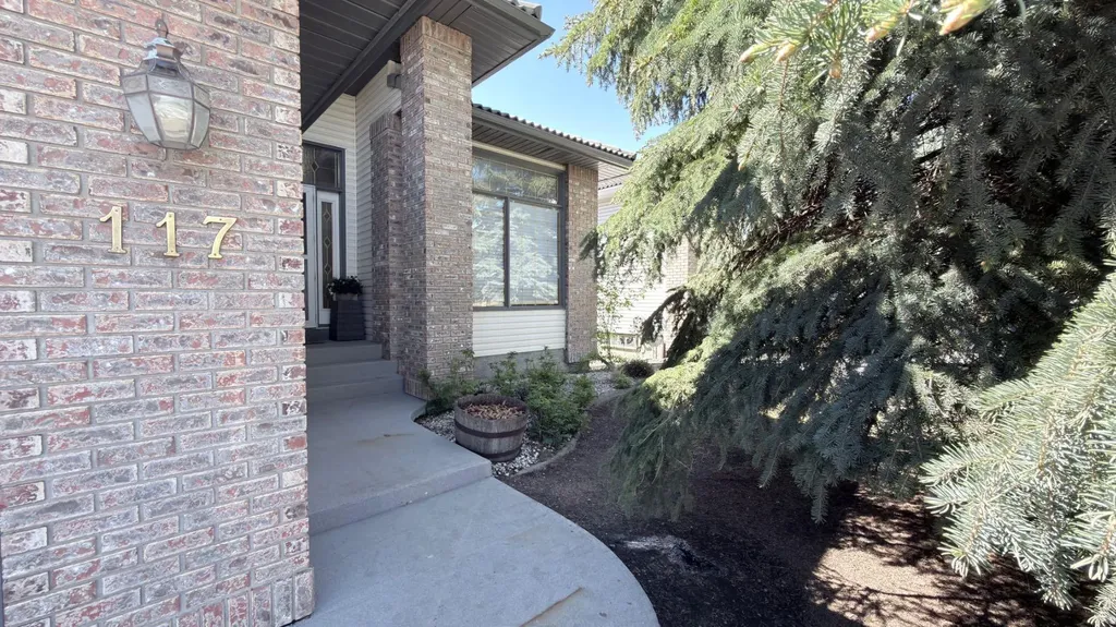 117 Woodpark Close SW Calgary AB T2W 6H1