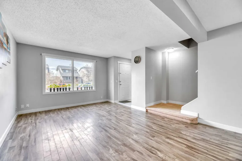 6408 54 Street NE Calgary AB T3J1Z5