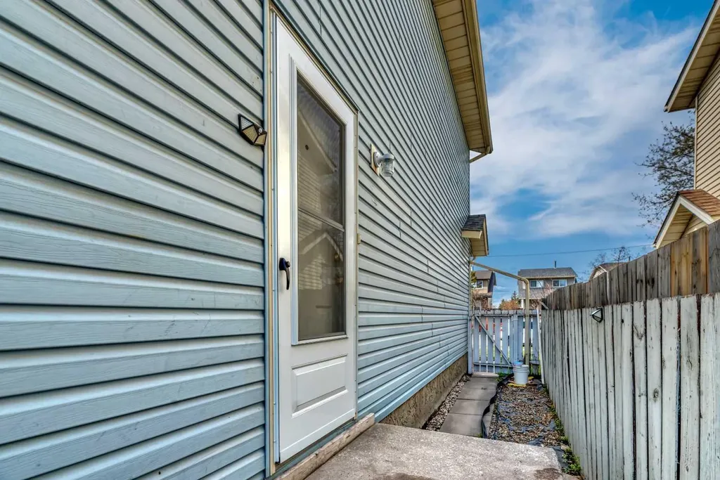 6408 54 Street NE Calgary AB T3J1Z5