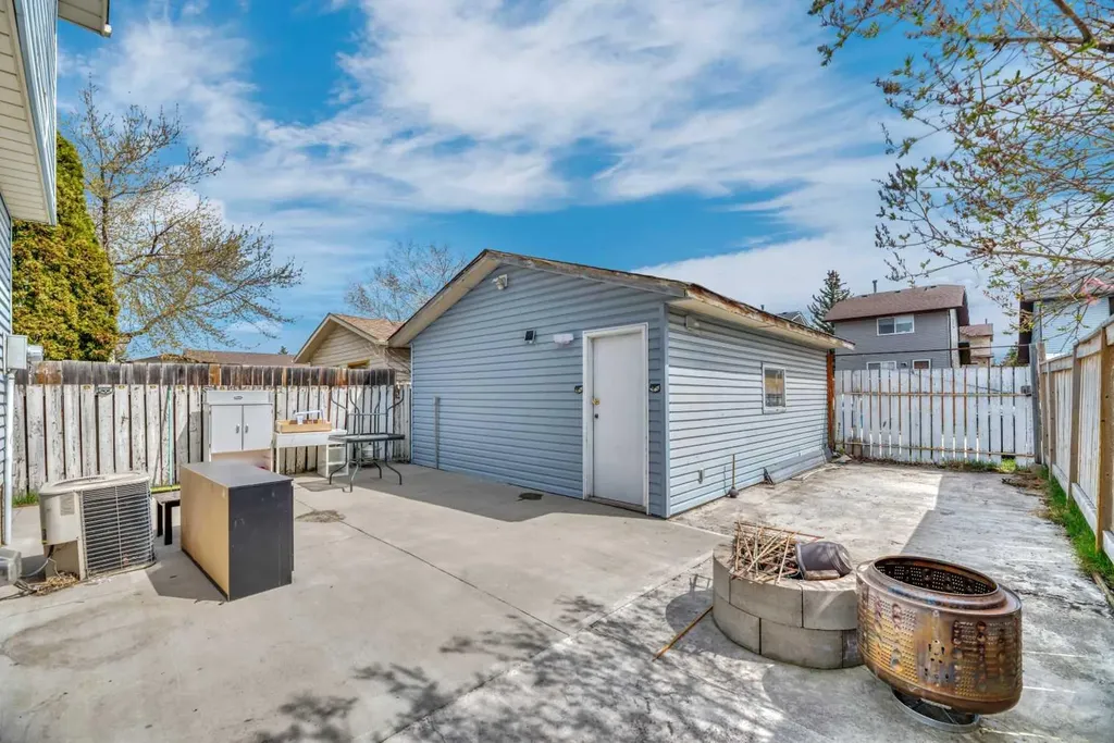6408 54 Street NE Calgary AB T3J1Z5