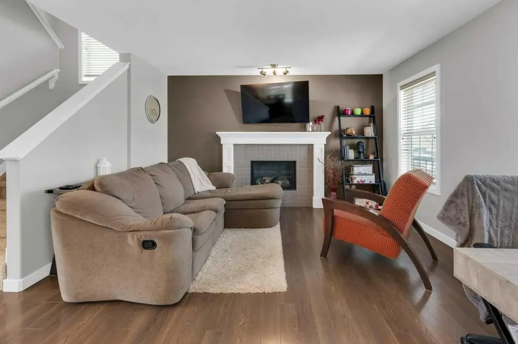 64 Ravenskirk Heath SE Airdrie AB T4A 0K6