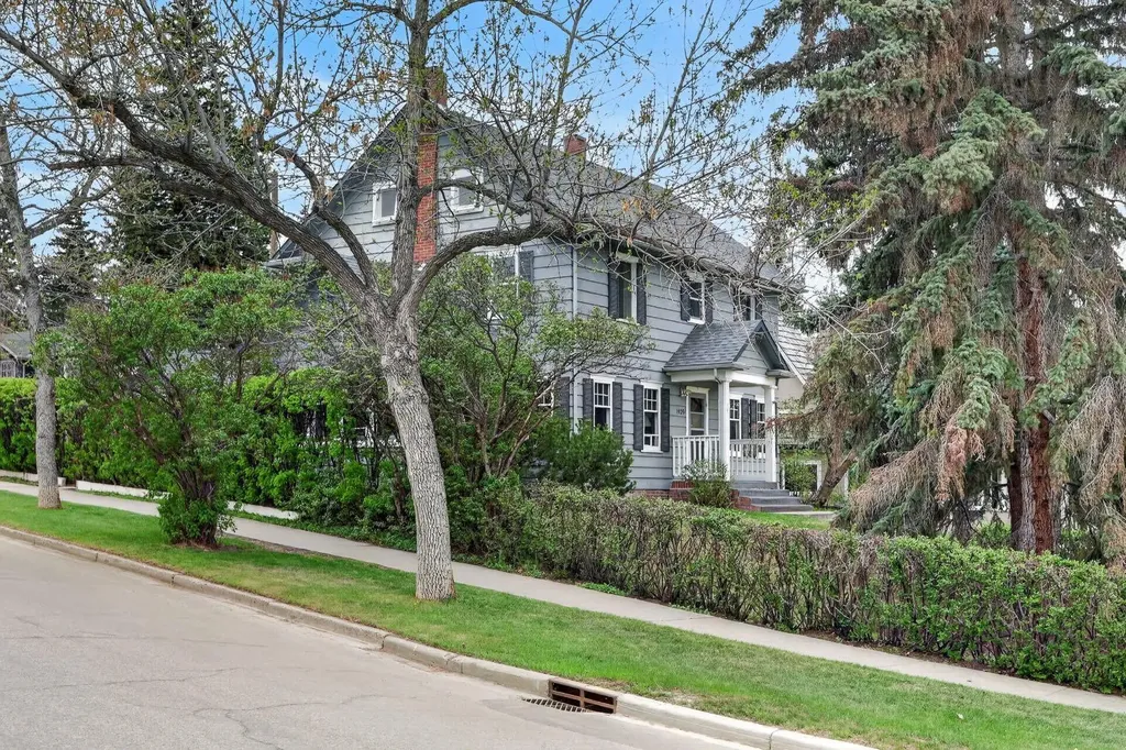 1439 Shelbourne Street SW Calgary AB T3C 2L1