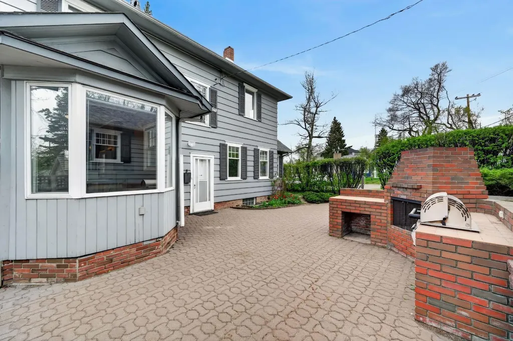 1439 Shelbourne Street SW Calgary AB T3C 2L1