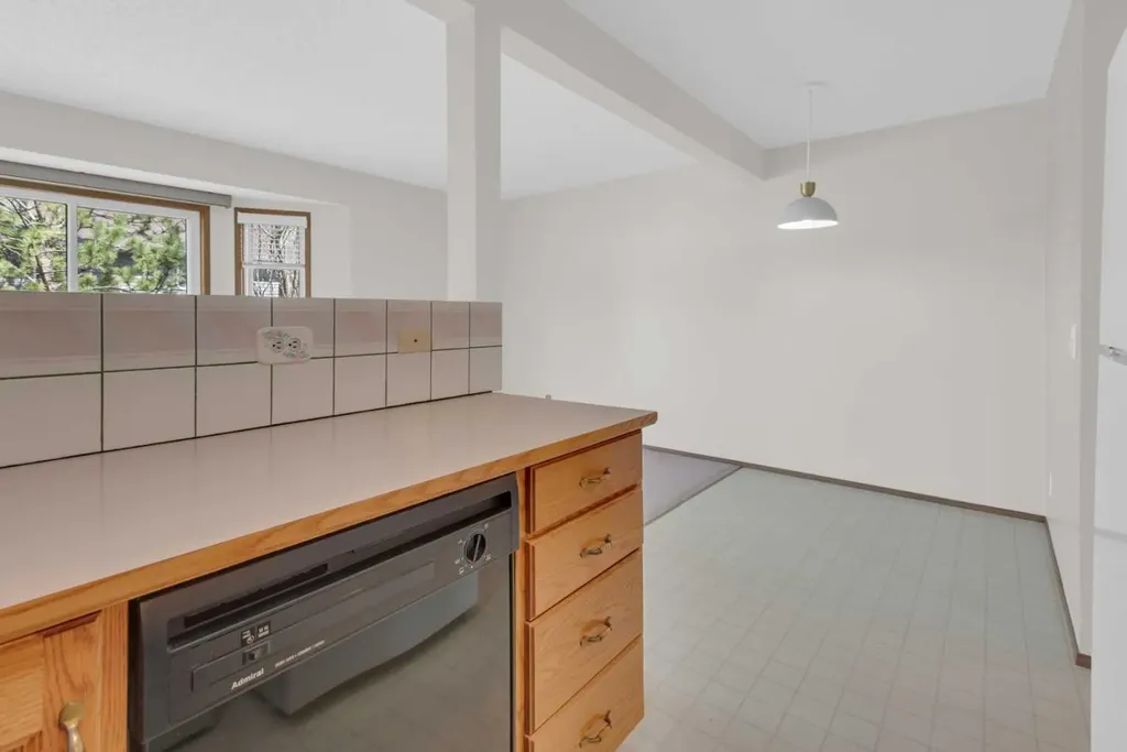 216 Shawinigan Drive SW Calgary AB T2Y 3B4