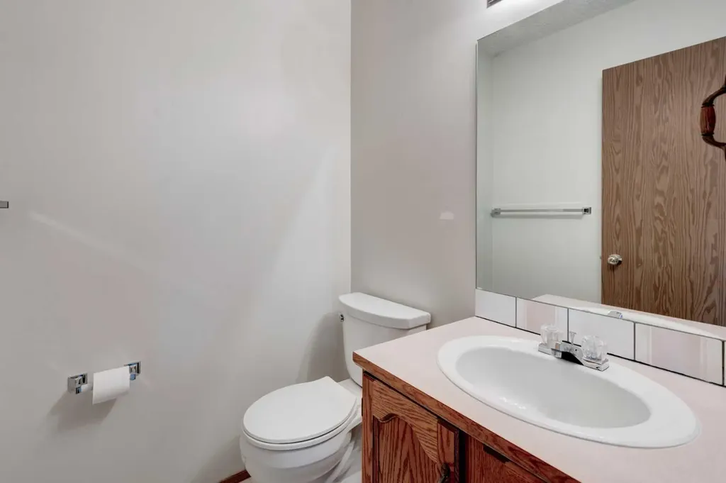 216 Shawinigan Drive SW Calgary AB T2Y 3B4