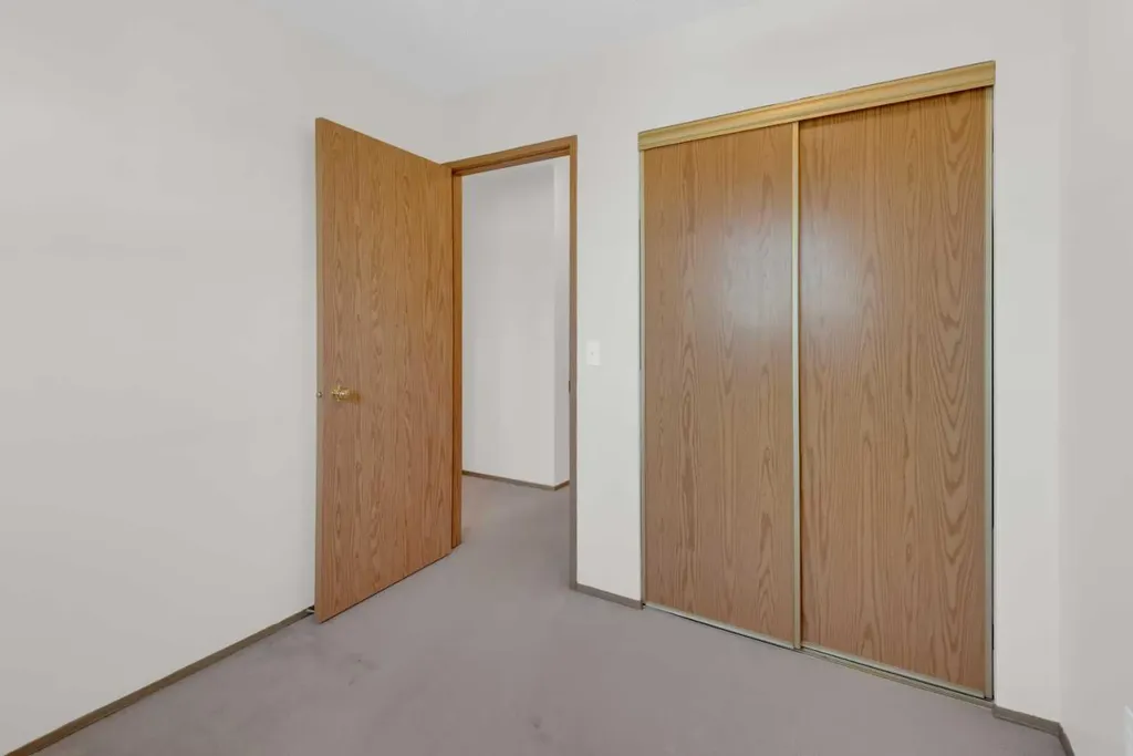 216 Shawinigan Drive SW Calgary AB T2Y 3B4