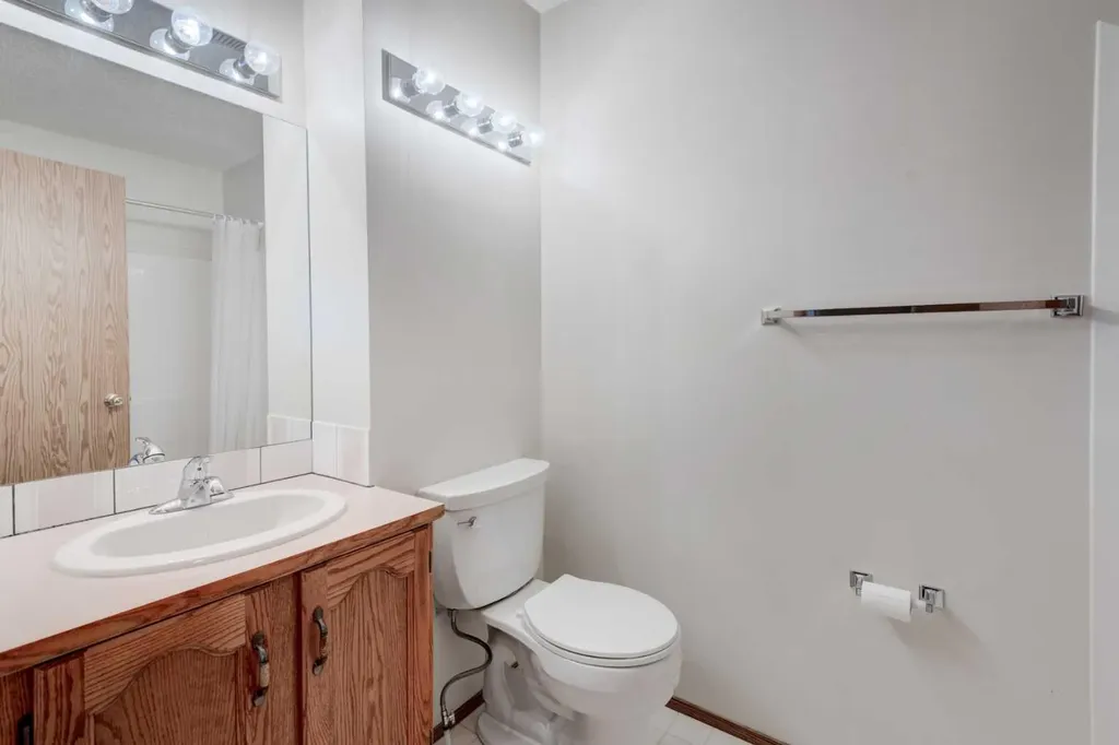 216 Shawinigan Drive SW Calgary AB T2Y 3B4