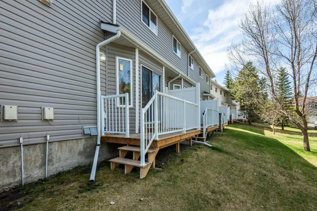 216 Shawinigan Drive SW Calgary AB T2Y 3B4
