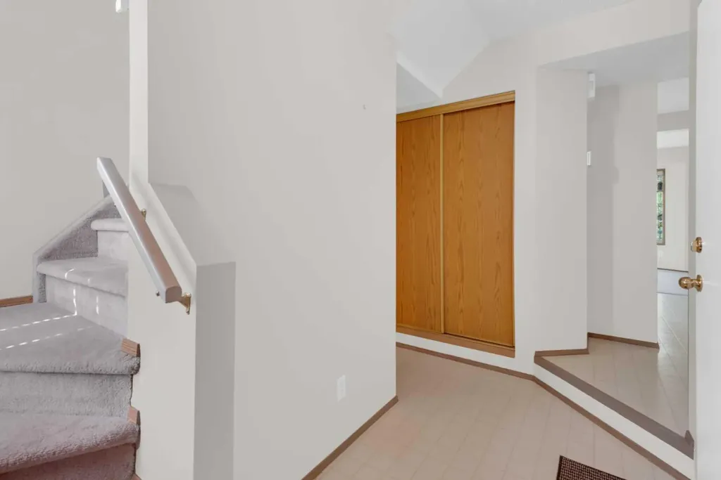 216 Shawinigan Drive SW Calgary AB T2Y 3B4