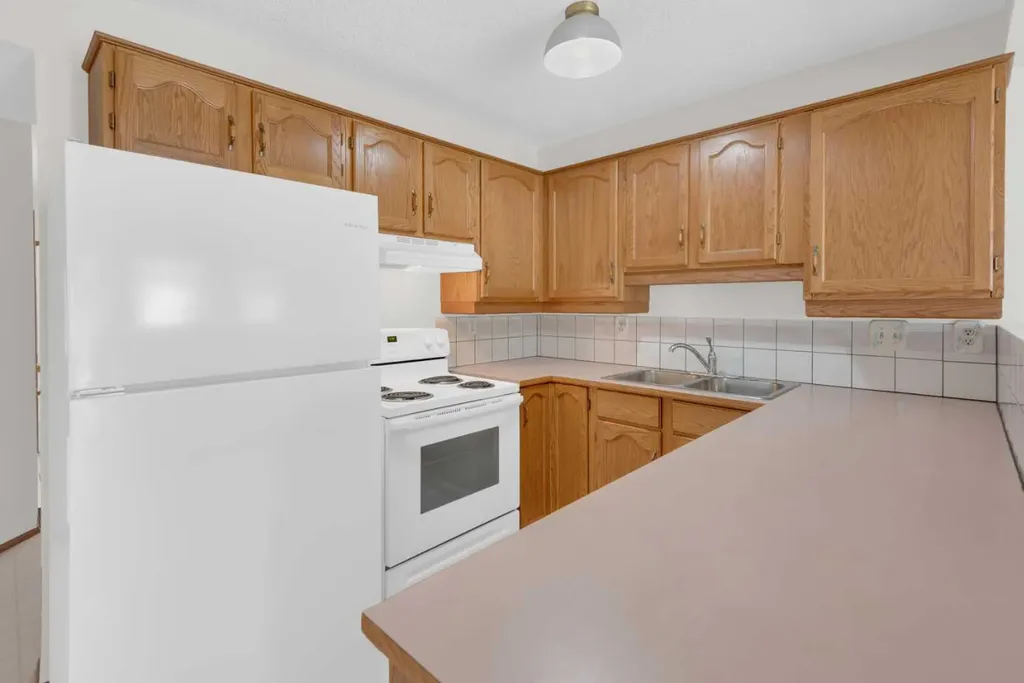 216 Shawinigan Drive SW Calgary AB T2Y 3B4