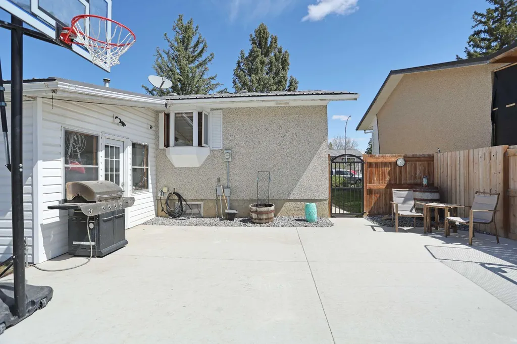 59 Greenbrook Drive E Brooks AB T1R 0J6
