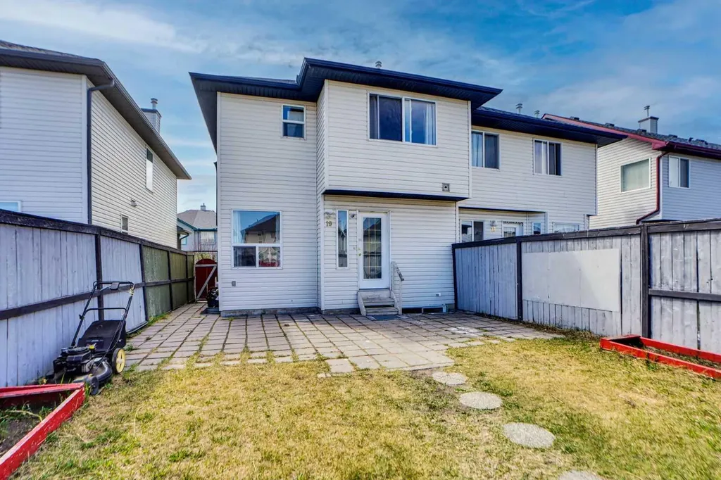 19 Taravista Gardens NE Calgary AB T3J 4K8