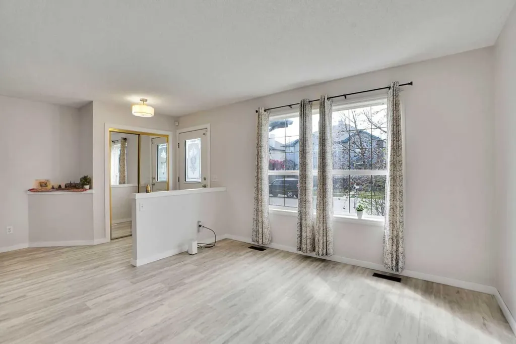 19 Taravista Gardens NE Calgary AB T3J 4K8