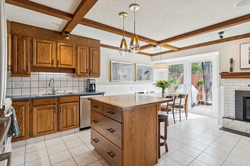 68 Woodmont Rise SW Calgary AB T2W 4L5
