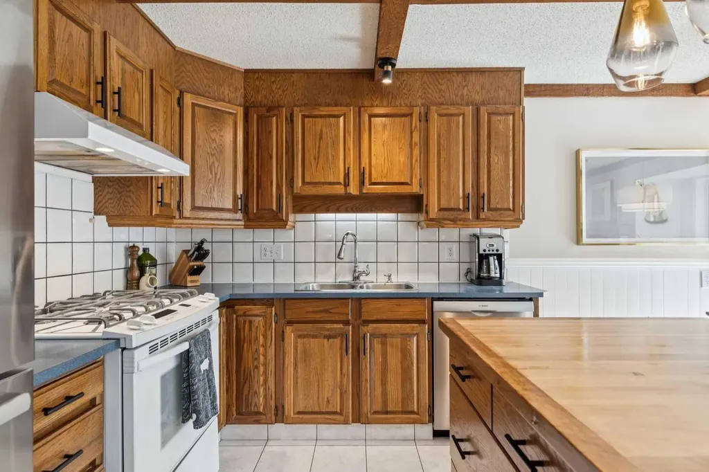 68 Woodmont Rise SW Calgary AB T2W 4L5