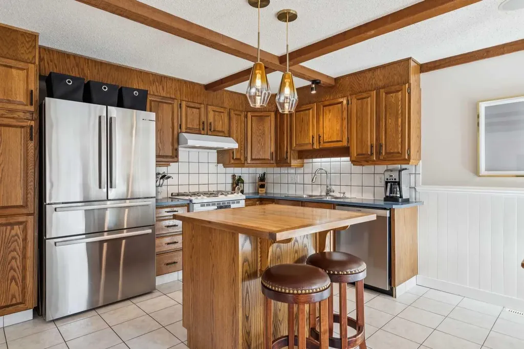 68 Woodmont Rise SW Calgary AB T2W 4L5