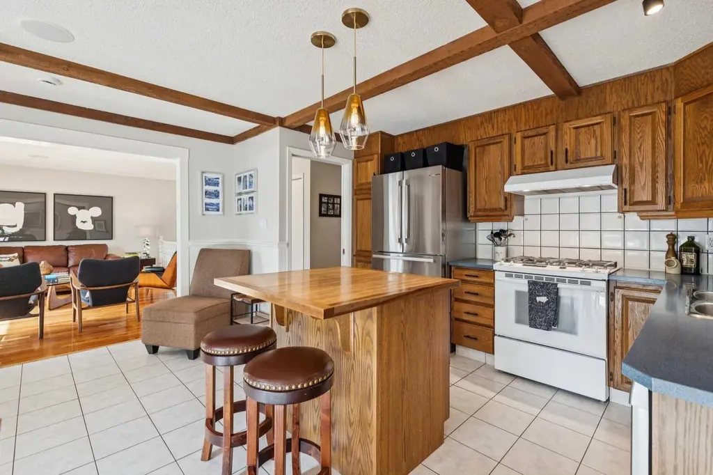 68 Woodmont Rise SW Calgary AB T2W 4L5