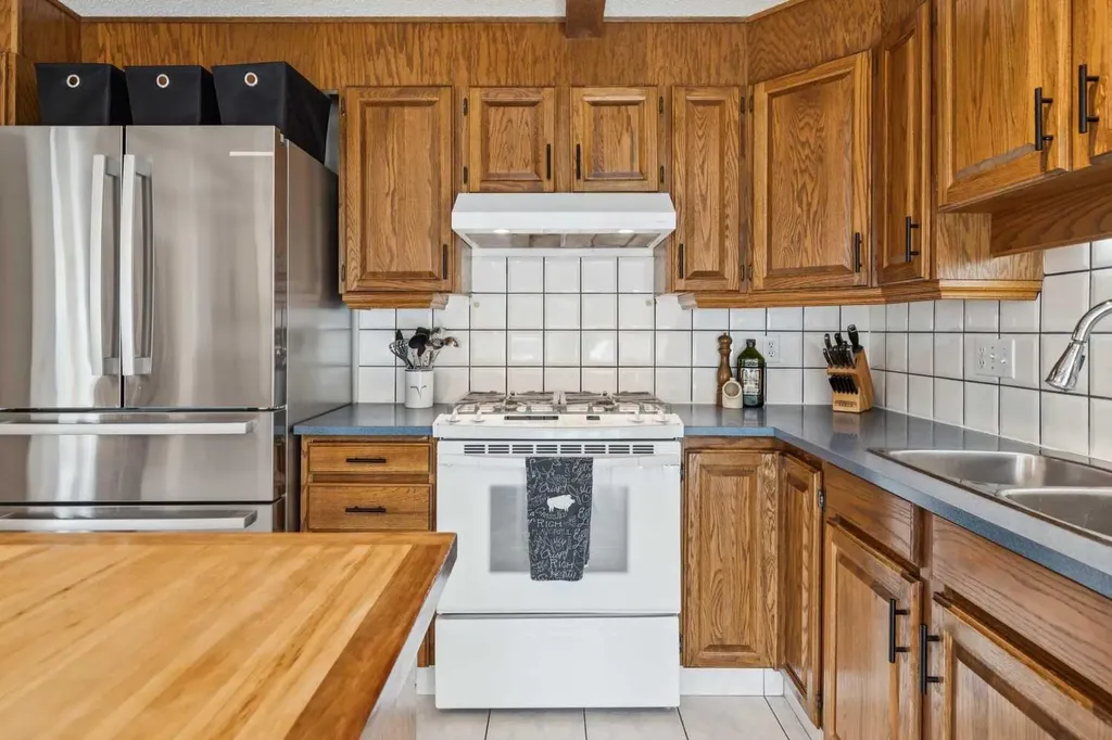 68 Woodmont Rise SW Calgary AB T2W 4L5