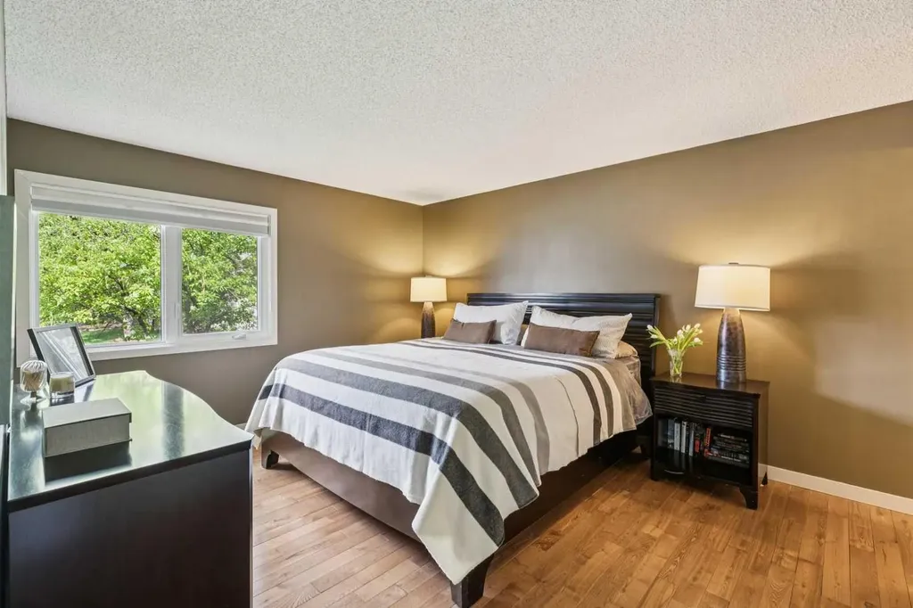 68 Woodmont Rise SW Calgary AB T2W 4L5