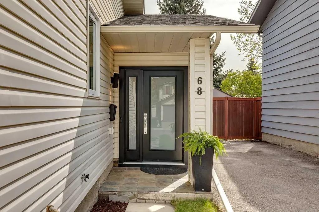 68 Woodmont Rise SW Calgary AB T2W 4L5