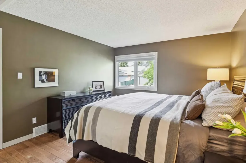 68 Woodmont Rise SW Calgary AB T2W 4L5