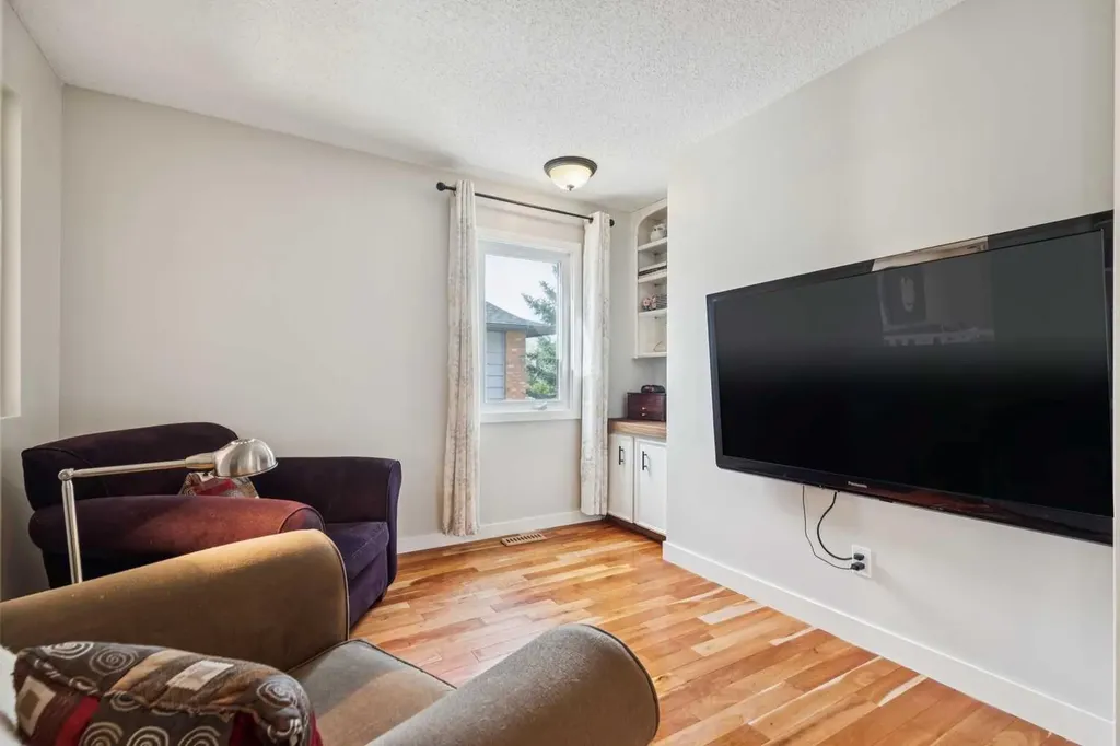 68 Woodmont Rise SW Calgary AB T2W 4L5