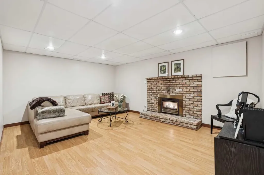 68 Woodmont Rise SW Calgary AB T2W 4L5