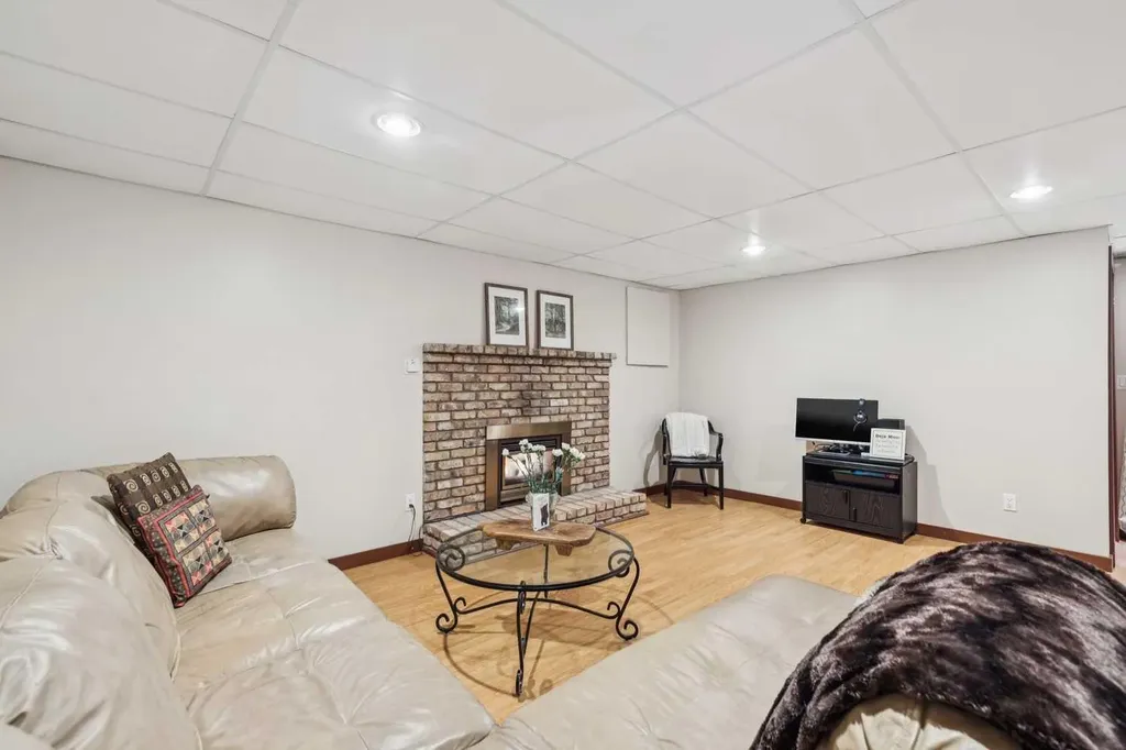 68 Woodmont Rise SW Calgary AB T2W 4L5