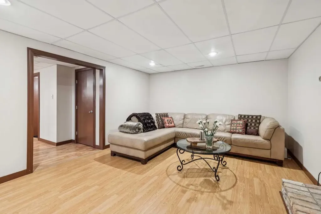 68 Woodmont Rise SW Calgary AB T2W 4L5